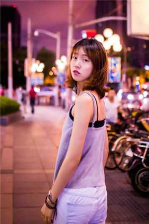 民政局姜晚拿着刚出炉的离婚证走出来