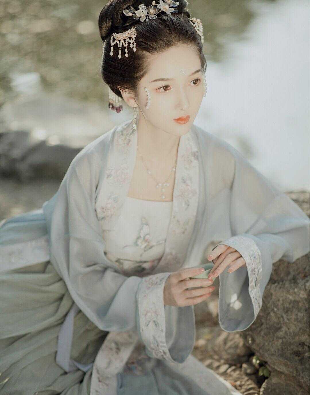 他把我当舔狗，我把他当替身