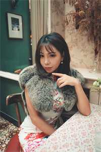 她剥虾的样子真美，可惜不是给我