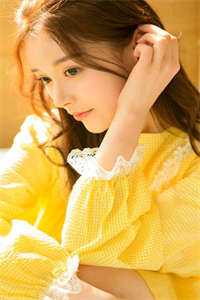 女儿满月，老公将她塞进赛车模型