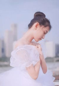 为给心上人出气，夫君把儿子关上狗笼