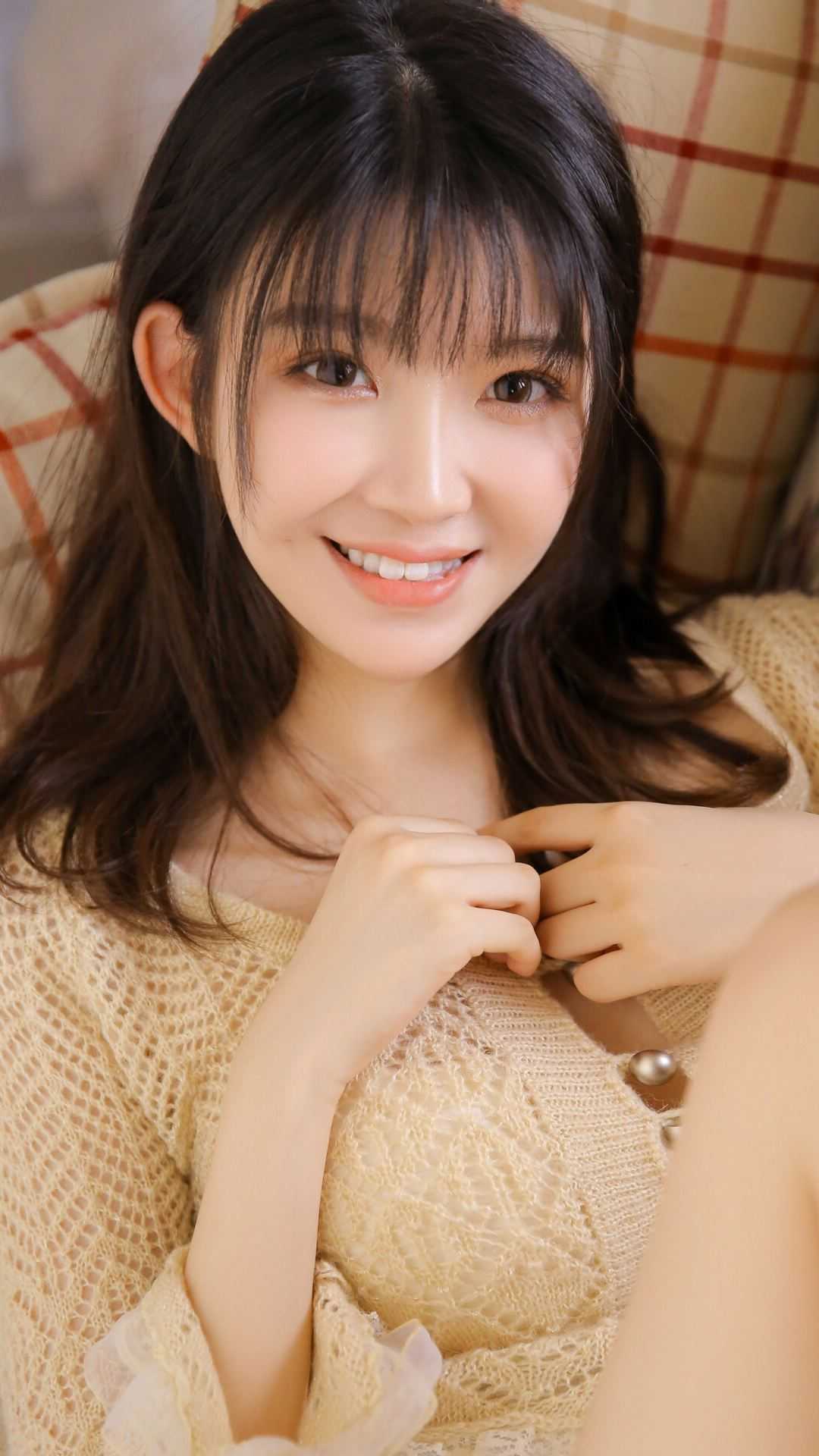 未婚妻试婚纱时，心里却想着别人
