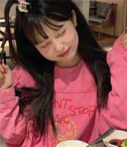 她跪在樱花谢尽时